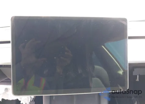 2022 Tesla Model Y Long Range Dual Motor All-Wheel Drive z USA, uszkodzony, nr VIN 7SAYGDEE1NF454652